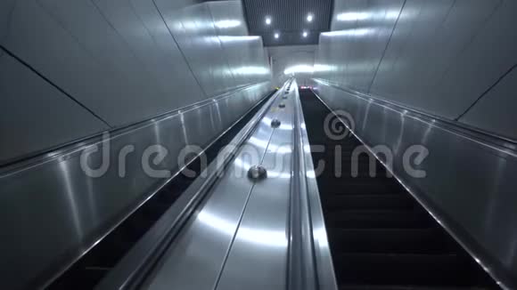 一对通往地下地铁的楼梯由灰色的金属表面和灰色的墙壁组成视频的预览图