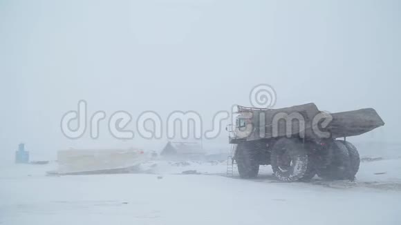一辆自卸车站在冬季煤矿上视频的预览图