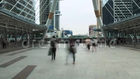 城市商业区交通高峰时段行人天桥上的时间推移视频的预览图