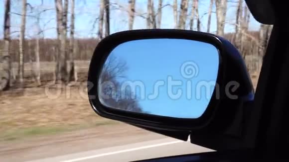 路边风景镜中的一辆车路上的乡村视频的预览图