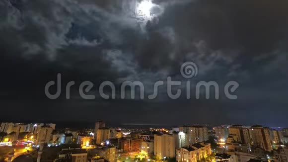 夜间城市天际线满月时天空云和风暴闪电快速移动视频的预览图