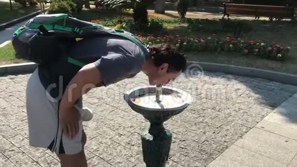 口渴的人在公园的室外饮用喷泉夏季炎热炎热的日子视频的预览图