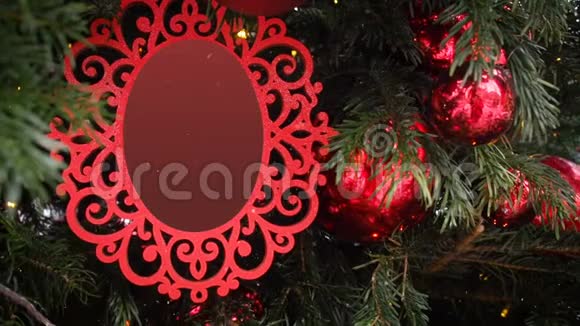弯曲雕刻的画框挂在枞树雪瀑布上空相框圣诞及新年背景视频的预览图