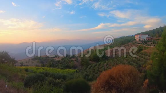 日出时的山谷自然夏季景观视频的预览图