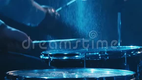 鼓手用水溅打鼓视频的预览图