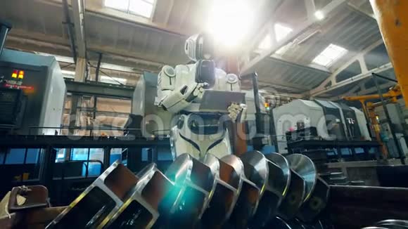 像人类一样的机器人正在工厂里驾驶平板电脑视频的预览图