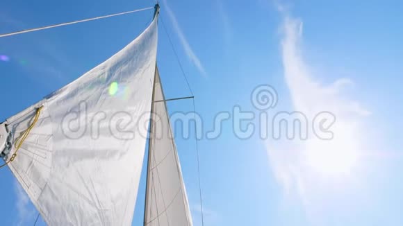 白帆的游艇和蓝天与云视频的预览图