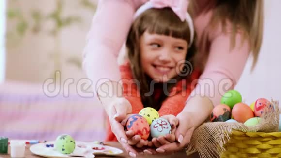 母亲牵着女儿的手手里拿着复活节彩蛋视频的预览图