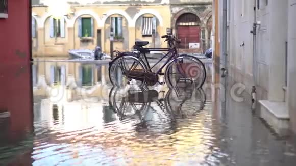 被洪水淹没的城市街道上的自行车视频的预览图