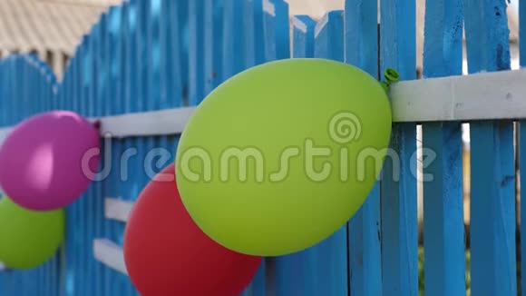 节日装饰儿童节日用气球乡村房子节日的美丽设计五彩缤纷视频的预览图