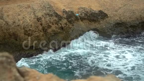 海浪拍打着岩石地中海上的风暴大海是绿松石色的慢动作视频的预览图