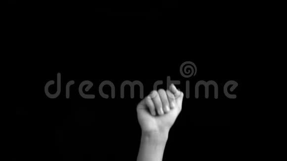 一只被隔离在黑色上的白种人的手向上伸出显示出美国手语的N个字母符号视频的预览图