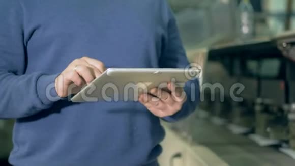 一个男人在打印办公室的平板电脑上打字关门视频的预览图