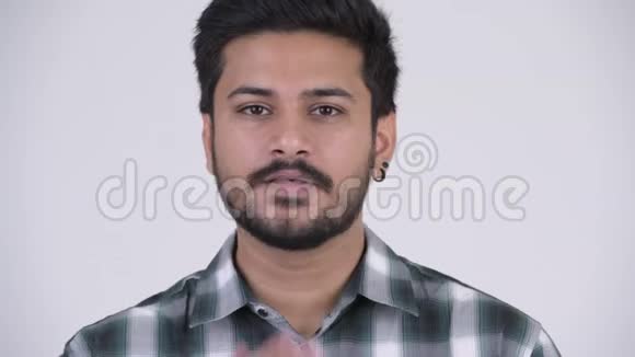 年轻英俊的留胡子的印度男人吹吻视频的预览图
