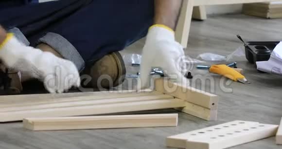 亚洲木匠把几块木头组合在一起视频的预览图
