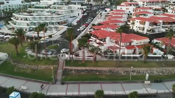 西班牙小镇上有橙色屋顶的房子日落西班牙特内里费岛阿德耶视频的预览图