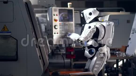 Cyborg正在工厂管理一个控制面板视频的预览图