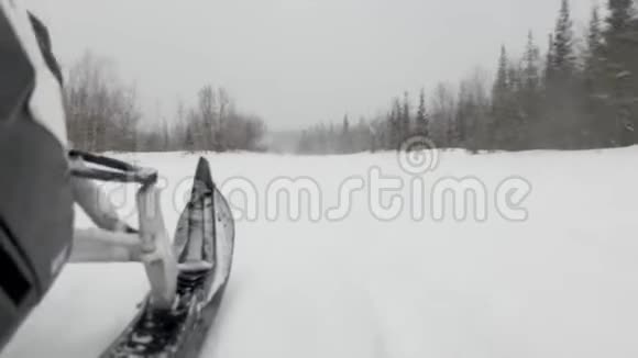 人们开着快速的雪地摩托在雪地上留下痕迹视频的预览图