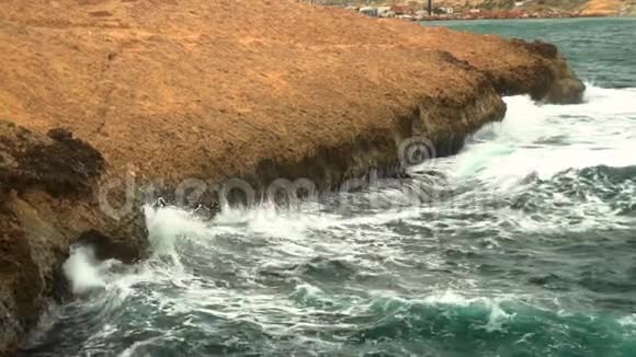 海浪拍打着岩石地中海上的风暴大海是绿松石色的慢动作视频的预览图