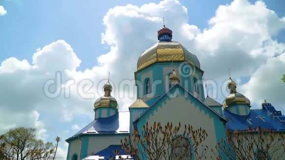 蓝色的东正教教堂背景美丽的云彩视频的预览图