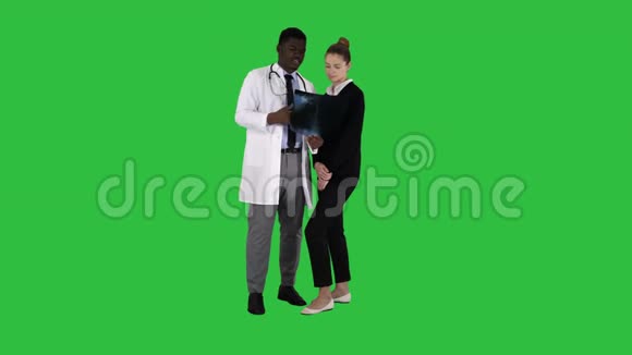 医生给病人看绿色屏幕上的胸部x光片彩色键视频的预览图