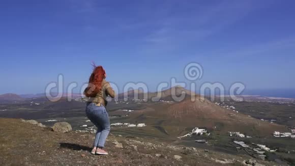 女徒步旅行者在山顶上跳跃动作缓慢视频的预览图