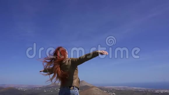 女游客欣赏山顶风景视频的预览图