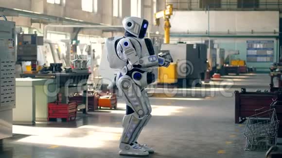 大型机器人正沿着工厂搬运金属板视频的预览图