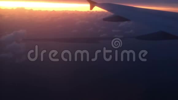 日落时从卡利尼格勒地区的科罗尼亚海脊上俯瞰视频的预览图