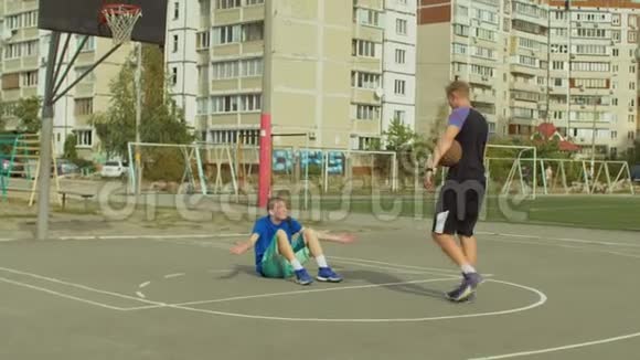 街球运动员帮助倒下的对手站起来视频的预览图