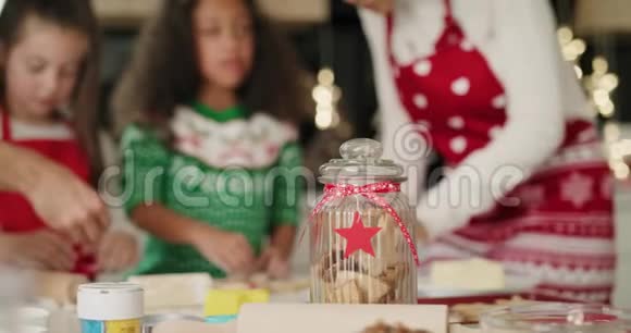 全家一起烤圣诞饼干视频的预览图
