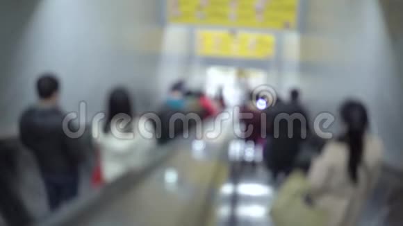 上海地铁车站自动扶梯模糊运动乘客视频的预览图