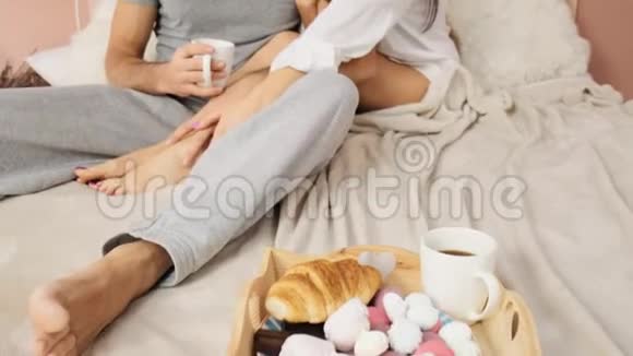 美味的家庭浪漫早餐在床上慢动作视频的预览图