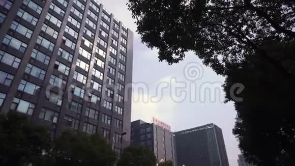 上海郊区有高楼大厦和树木的住宅区视频的预览图