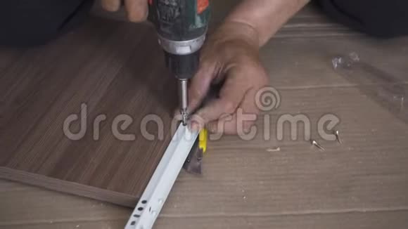 专家用螺丝刀和螺丝组装刨花板和木制家具视频的预览图