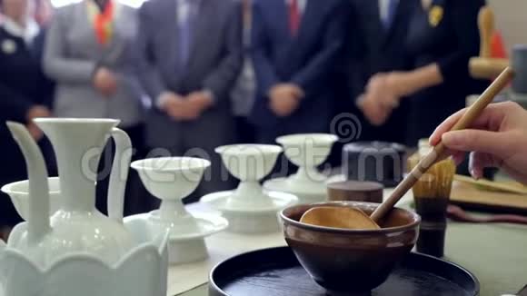中国茶道表演把茶倒进杯子里背景人物视频的预览图