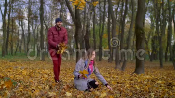 秋天公园放松的无忧无虑的快乐情侣视频的预览图