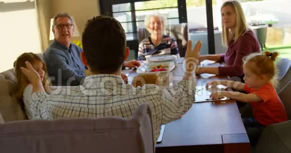 多代家庭在餐桌上相互交流视频的预览图