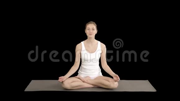 女孩不能专注于瑜伽从一些人的笑话阿尔法频道视频的预览图