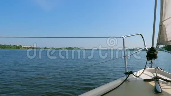 在夏季的一天从帆船船头可以看到岸上的景色视频的预览图