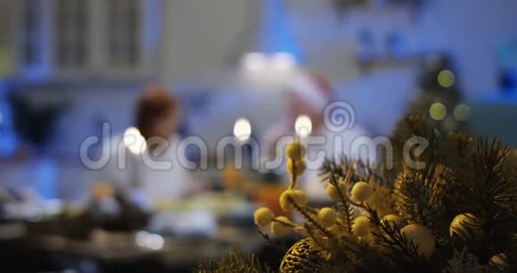 一对夫妇在圣诞餐桌上聊天吃饭视频的预览图