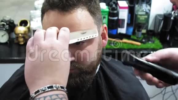 理发师的男性手把眉毛剪给修剪者理发师用专业胡子剪客户头发视频的预览图