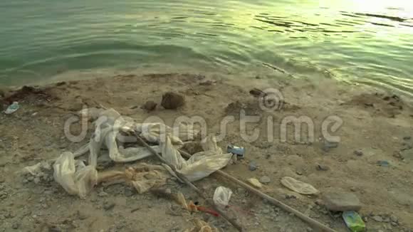 九龙铁门哥湖畔的塑胶废物视频的预览图