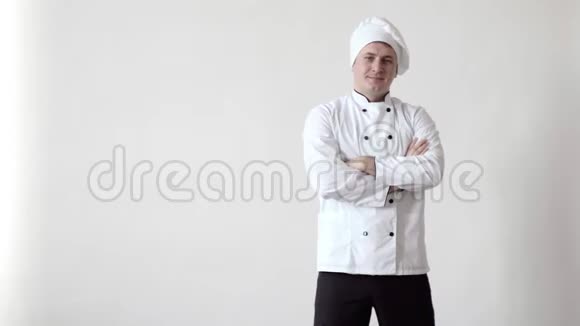 厨师的衣服那个人双手抱在胸前露出拇指笑容满面视频的预览图