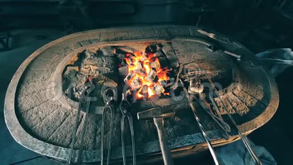 铁砧上的铁匠工具视频的预览图