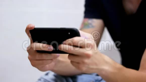 男手在洗手间里拿着电话的特写镜头在厕所玩智能手机的人视频的预览图