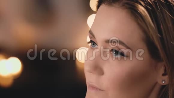 化妆师用黑色湿眼线轻轻地涂在眼睑上用专业的刷子刷在美丽的脸上视频的预览图