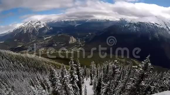 从硫磺山带着加拿大落基山脉的弓谷视频的预览图