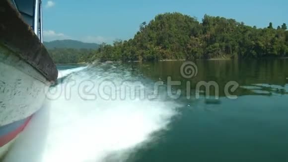摩托艇搅动水特门戈湖佩拉克视频的预览图