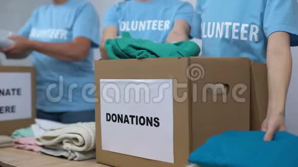 社会中心志愿者把衣服放进捐赠箱里慷慨无私视频的预览图